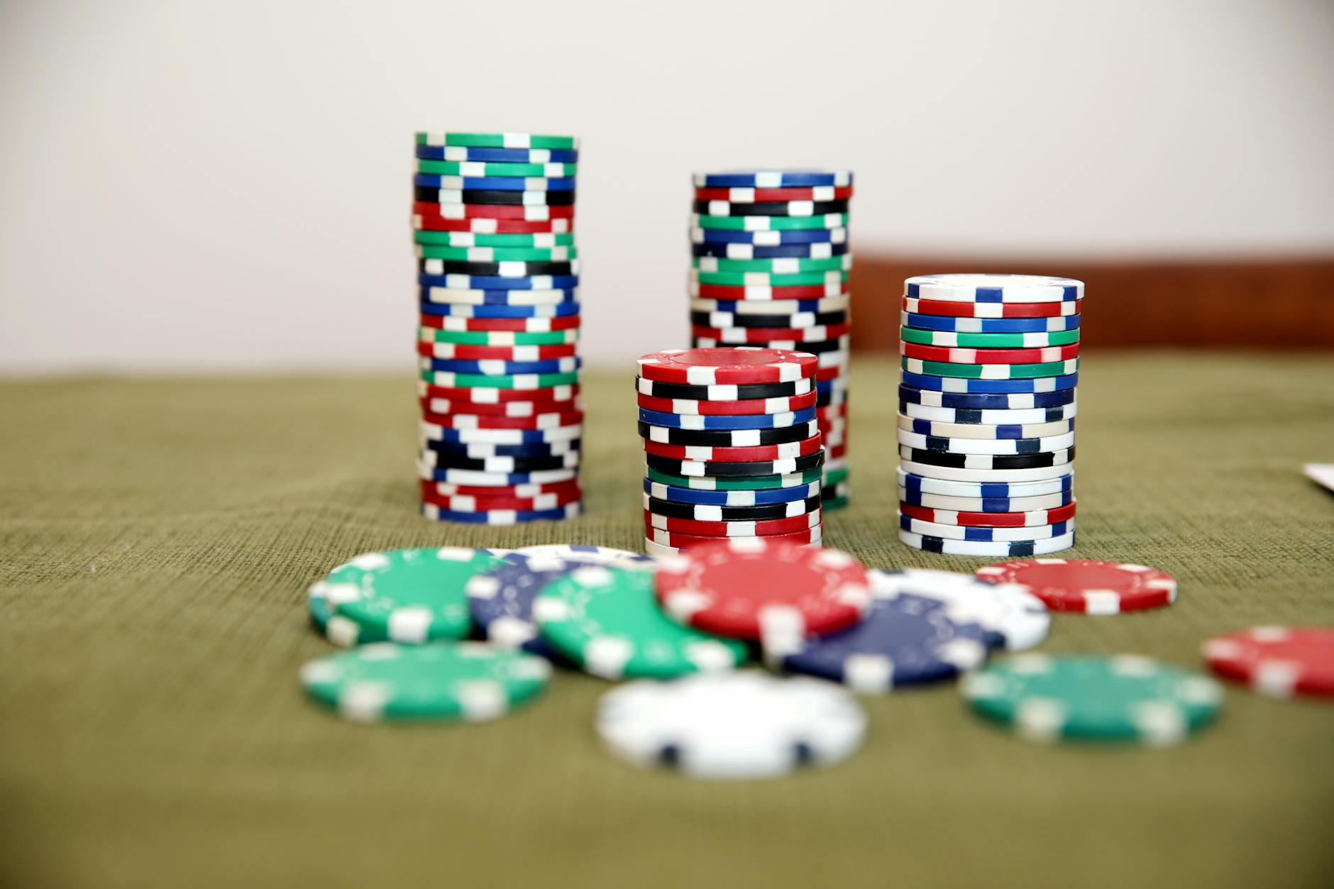 Bàn roulette châu mỹ gồm nhiều cửa cược bên trong và bên ngoài.